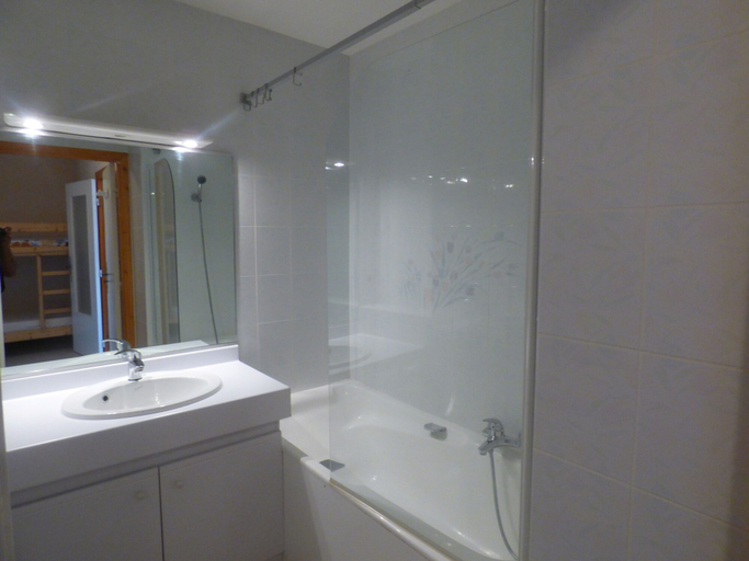 Bathroom, Apartment in Auron with Pool  Ski Shuttle, Alpes-Maritimes