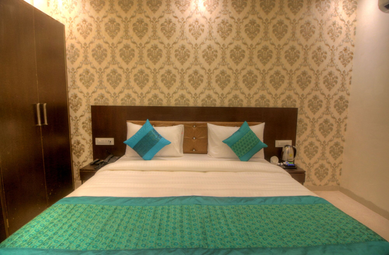 Bedroom 2, Hotel Paragon Suites Delhi Airport, Delhi
