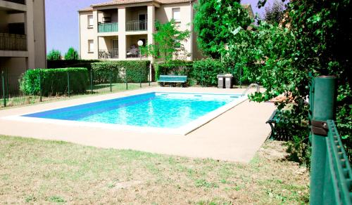 PISCINE, JARDIN, PARKING, 3 lit, a 700m de la cite, Aude
