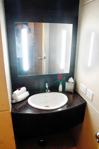 Bathroom 5, Hotel Jivitesh, Delhi