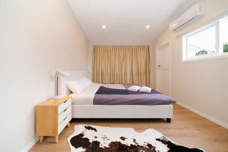Bedroom 3, Takapuna Central Spacious & New Home 3, Waitakere