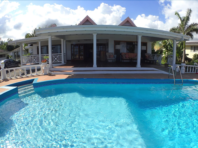 Tumac Villa, 4BR by Jamaican Treasures,