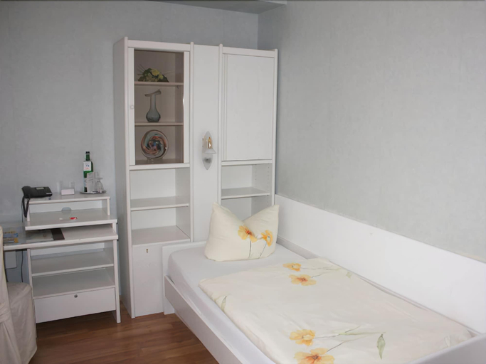 Bedroom 4, Hotel Sophien-Cafe, Leer