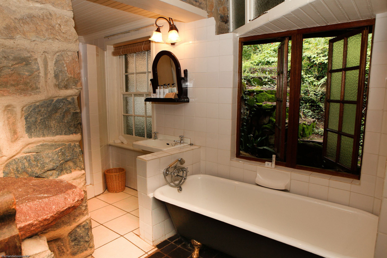 Bathroom 5, Reilly's Rock Hilltop Lodge, Lobamba Lomdzala