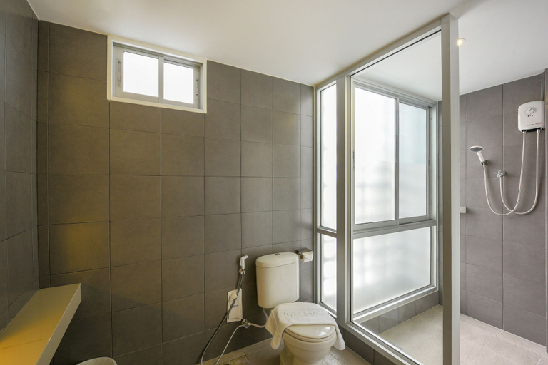 Bathroom 4, OYO 137 Kitzio House, Huai Kwang