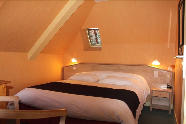 Bedroom 2, Hotel Des Bains, Côtes-d'Armor