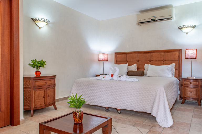 West Bay Colonial, Roatán