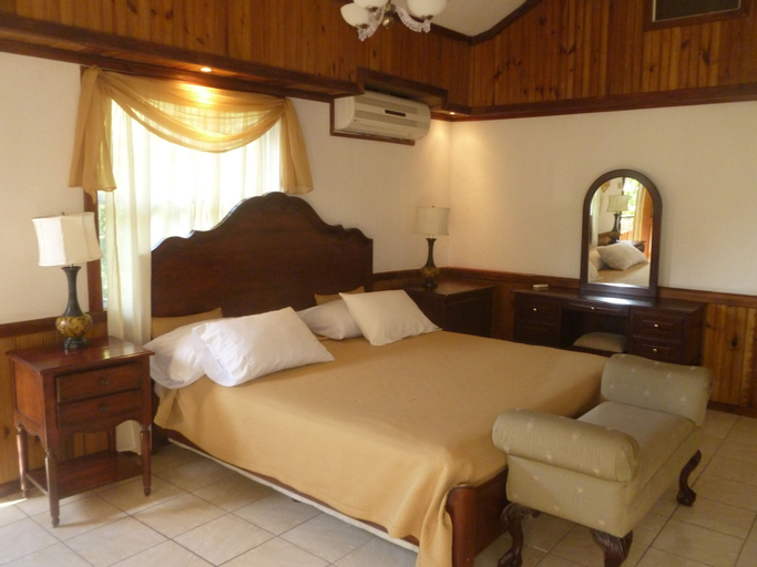 Foster's West Bay Resort, Roatán