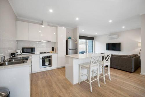 Sleek, Modern Capel Sound!, Mornington P'sula - South