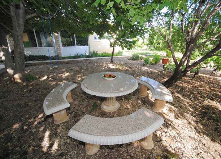 Others 5, Vila Marija Parada, Kaštela