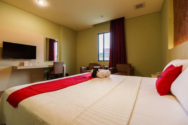 RedDoorz Plus near Dunia Fantasi Ancol, North Jakarta