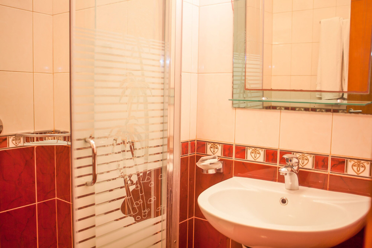Bathroom 5, Hotel Bahamas, Sarandës