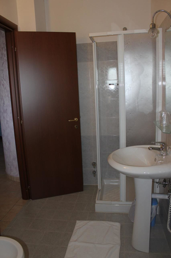 Bathroom 3, Yellow House, Catanzaro