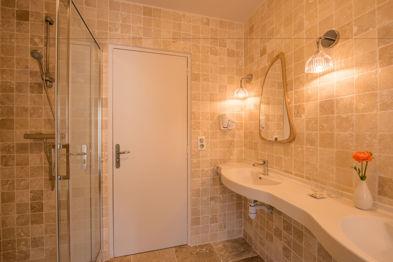 Bathroom 16