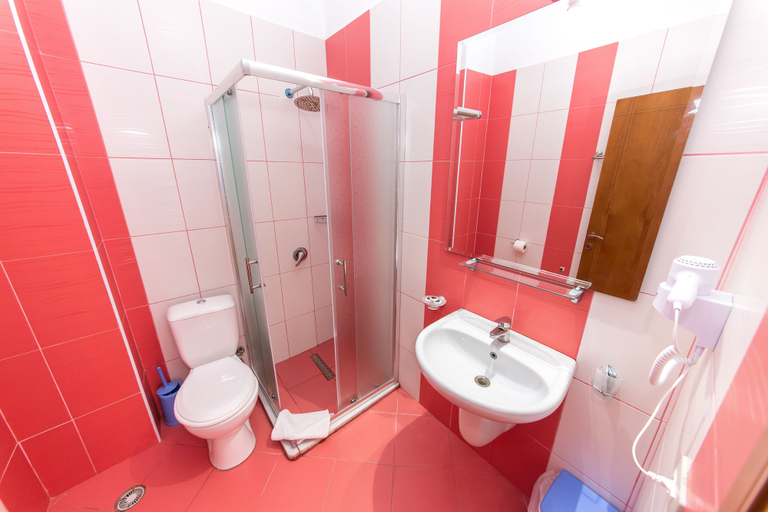 Bathroom 5, Hotel Bahamas, Sarandës