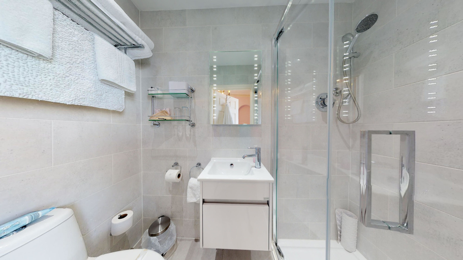 Bathroom 5, The Golden Hind, Cornwall