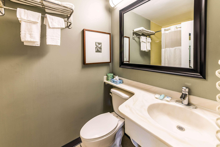 Bathroom 4, Knights Inn Montgomeryville, Montgomery
