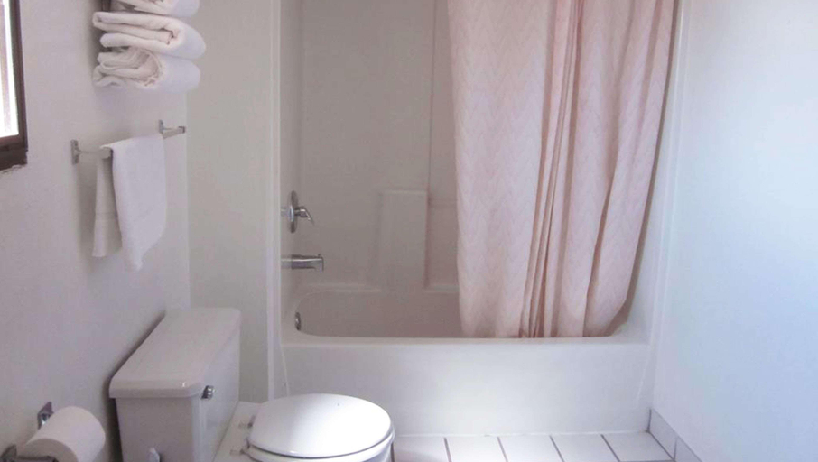 Bathroom 3, Marianna Inn Panguitch, Garfield