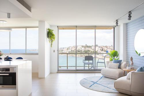 Coogee Beach Designer Penthouse with Parking, Randwick