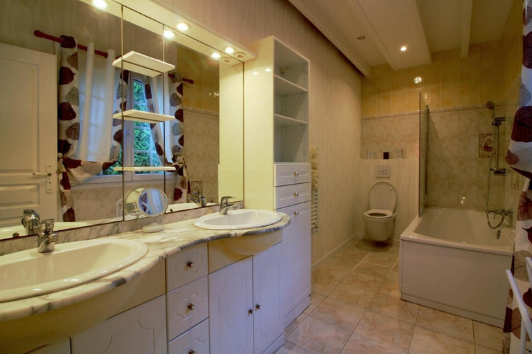 Bathroom 5, Le Cabassou, Gironde