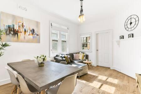 Spacious Harbour View 4bd home in Sydney CBD, Sydney