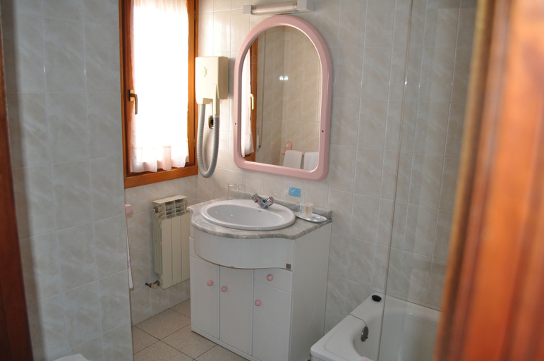 Bathroom 4, H Pelayo Isla Auto Check-In Rooms, Cantabria