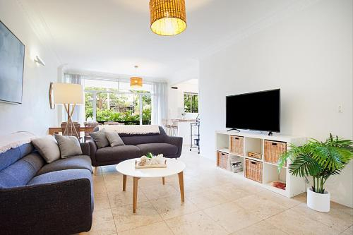 Light and airy garden apartment steps from surf, Manly