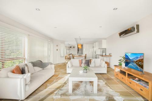 Family House With BBQ Deck, Water View and Parking, Gold Coast