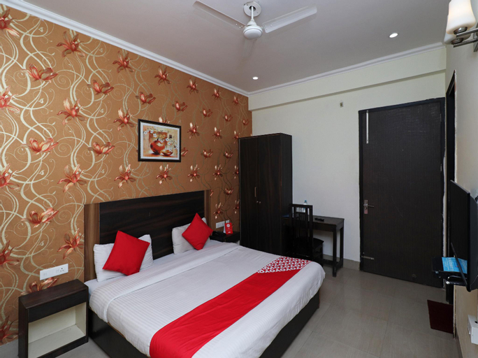 OYO 9587 The Royal Crowne, Gurgaon