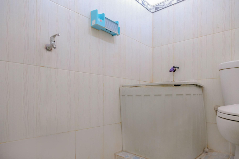 Bathroom 4, Spot On 1759 Family Residence, Kediri