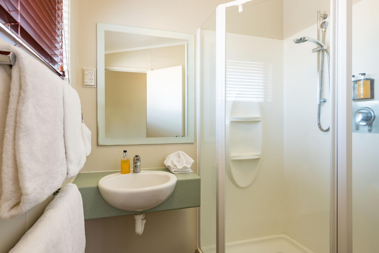 Bathroom 5, Suncourt Hotel Taupo, Taupo