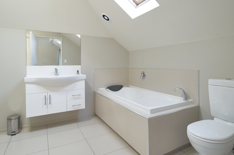 Bathroom 4, Regent's Villa, Christchurch