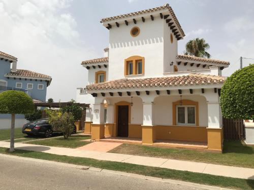 5 bedroom Modern Villa with private pool sleeps 9 on Mar Menor golf resort 5 mins walk to restaurant, Murcia