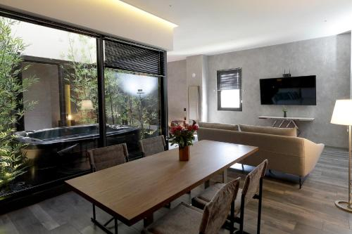 Luo Hotel, Dong