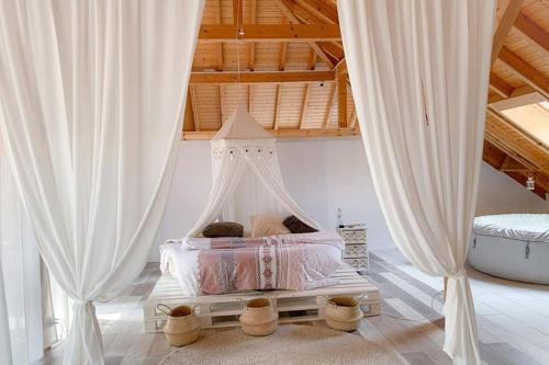 Bedroom 2, Magnifique Loft de 300 m2, La Sarine