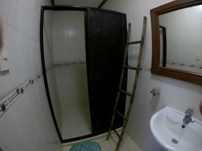Bathroom 4, Luxor Resort, Gasan