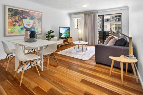 One-Bed Apartment With Balcony and Parking near CBD, Fortitude Valley