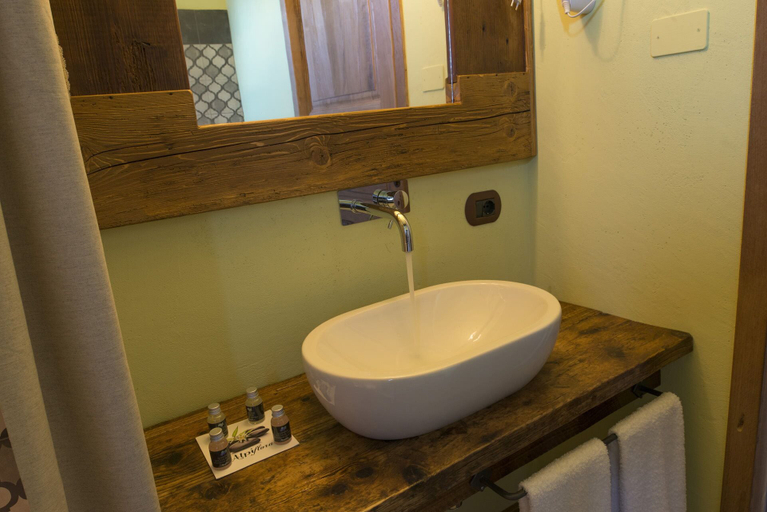 Bathroom 4, Lo Tzeno, Aosta