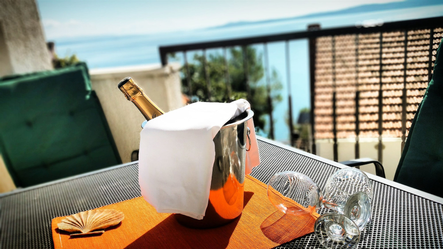 Food & Drinks, Apartments Mladen, Okrug