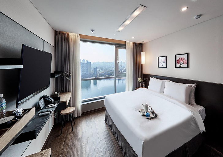 Hotel Riverside, Jung