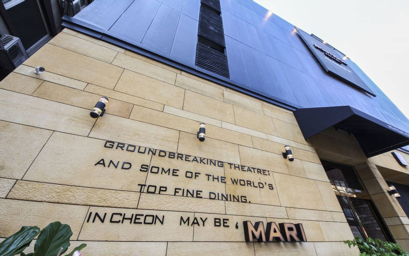 Hotel MARI, Nam