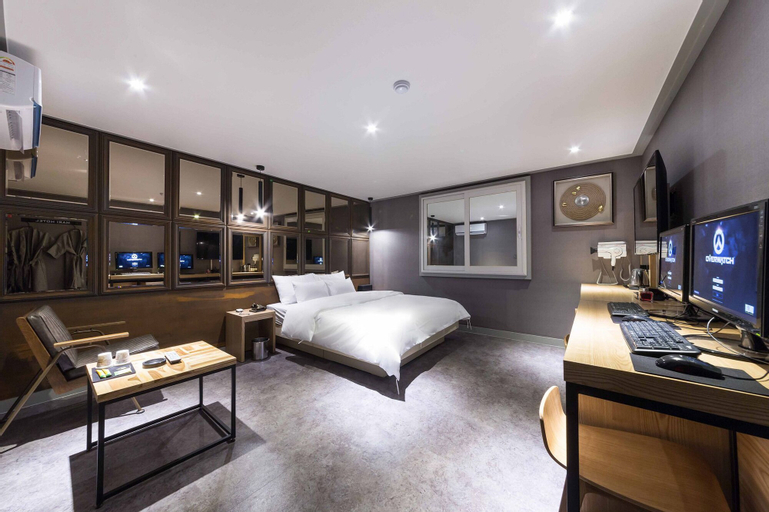 Hotel MARI, Nam