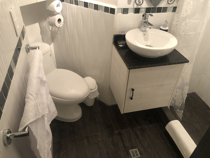 Bathroom 4, Suite and Apartment Well Located In Quito, Quito