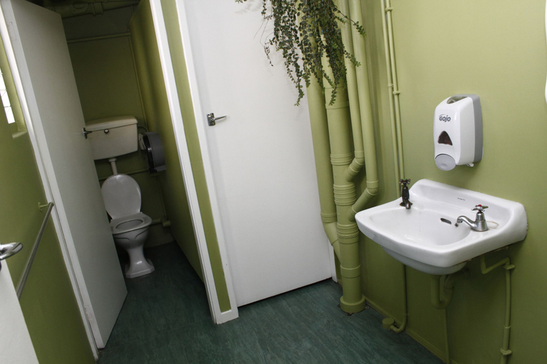Bathroom 4, Rotorua Downtown Backpackers, Rotorua