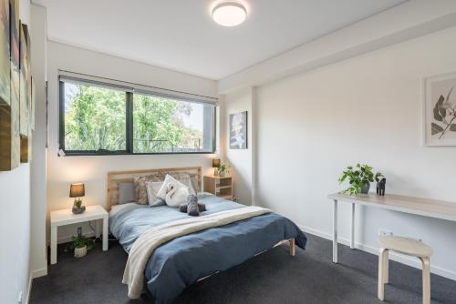 BRAND NEW! 1BR + Study Apt in Homebush Sleeps 5, Strathfield