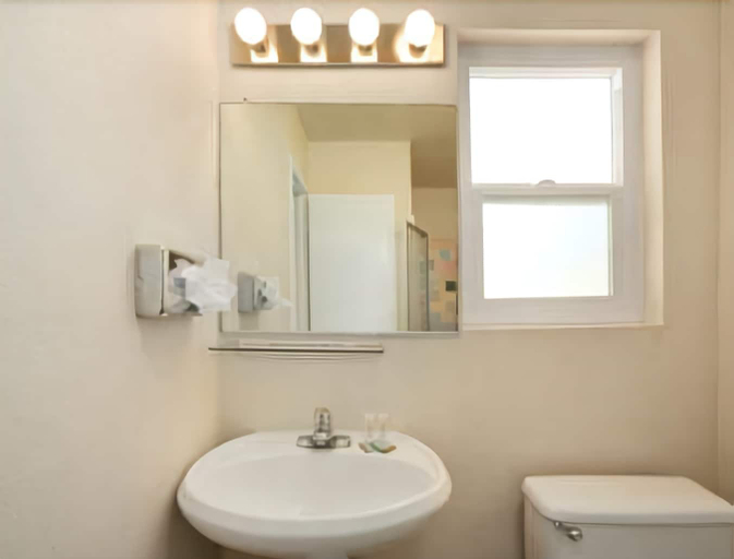 Bathroom 4, Seaside Inn Morro Bay, San Luis Obispo