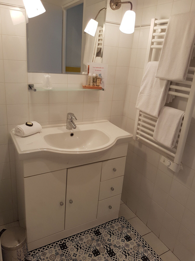 Bathroom 4, Le Chat Botte, Charente-Maritime