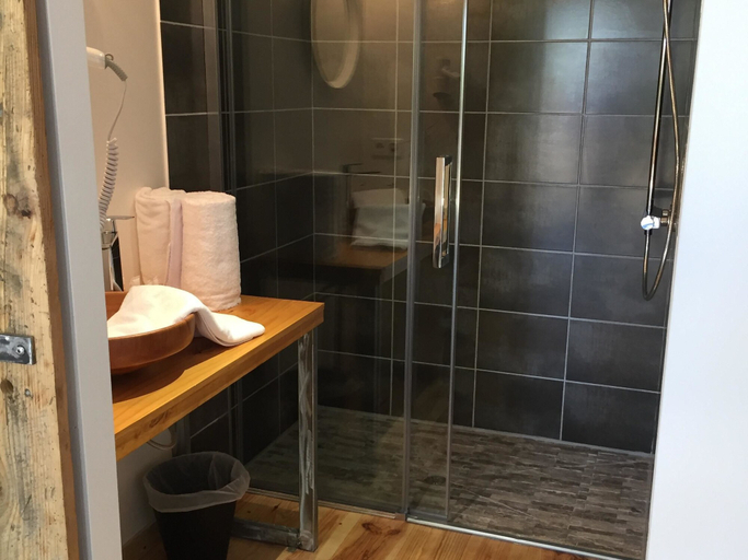 Bathroom 4, O'Lodge, Loire