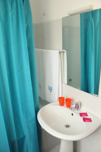 Bathroom 4, Hotel Vila Bela, Machico