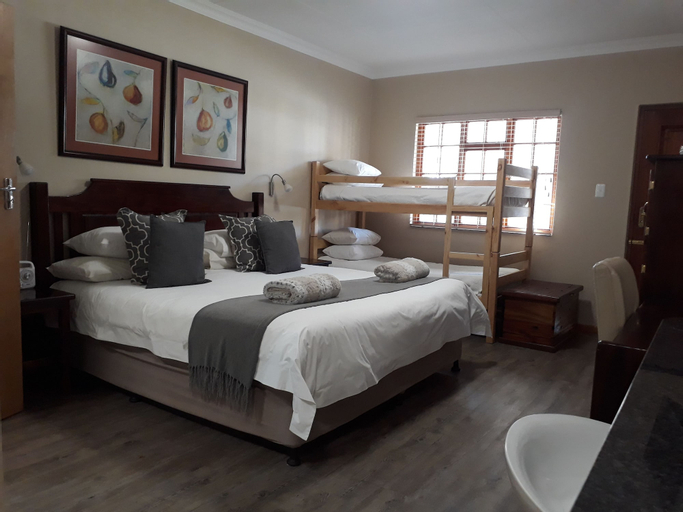 17 on Bird Guest House, Central Karoo
